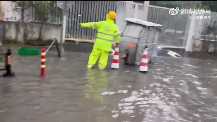 浦东、奉贤打破降雨历史记录，334所学校停课！水闸全开，泵车出动，全力抢排积水！