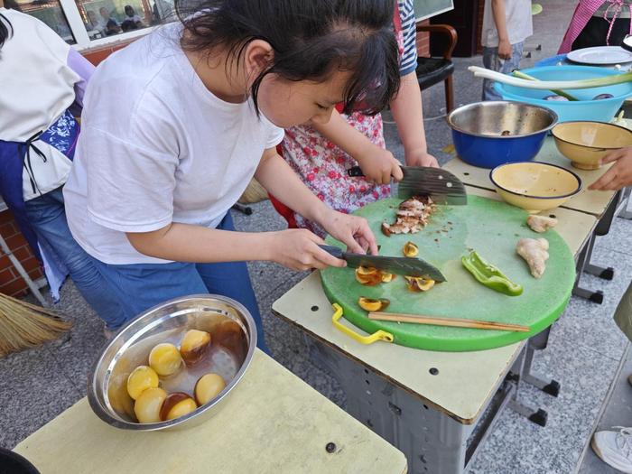 内乡县板场乡在板场小学开展2024年全国科普日暨食品安全进校园科普宣传活动