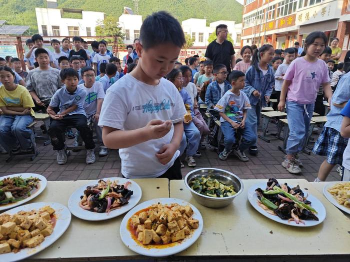 内乡县板场乡在板场小学开展2024年全国科普日暨食品安全进校园科普宣传活动