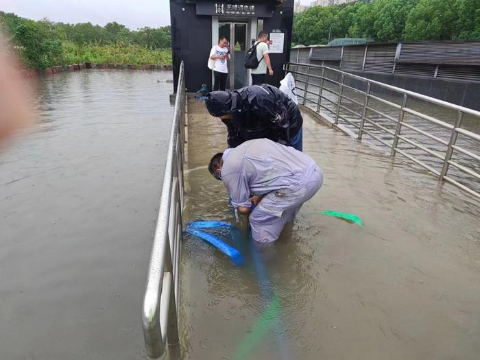 上海游泳馆地铁站外积水深度最高20厘米，怎么会这样？