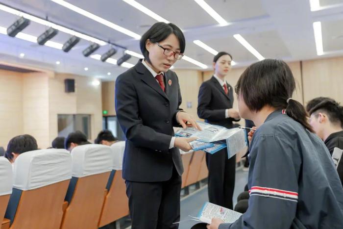 高校隔壁惊现神秘仓库，竟是“老学长”组团盗印假教材……