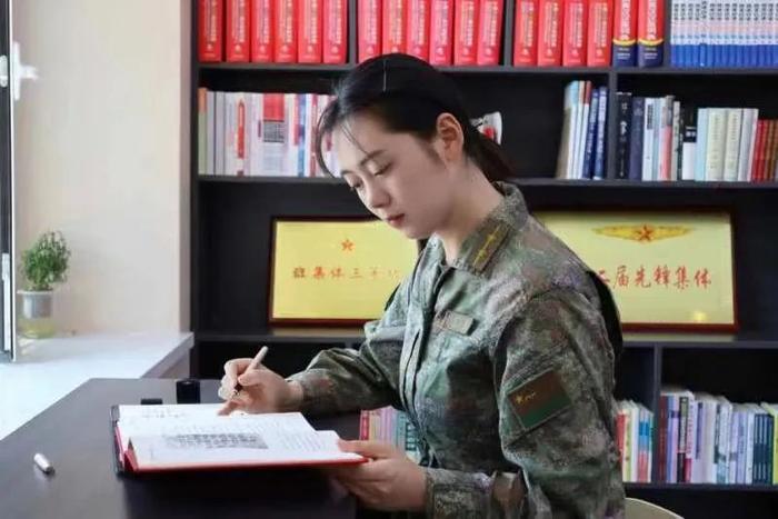 填报目标服役年限时，女兵写下“终身服役”……