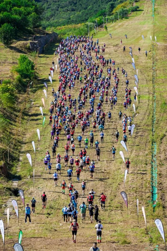 100公里，鸣枪开跑！北京越野跑挑战赛场面壮观