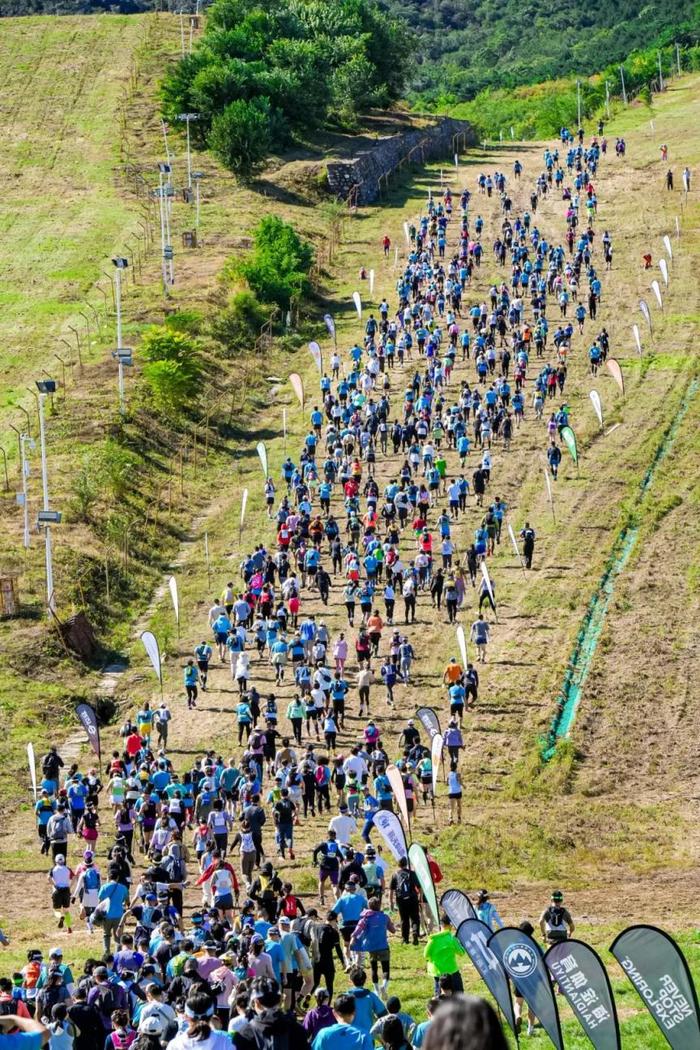 100公里，鸣枪开跑！北京越野跑挑战赛场面壮观