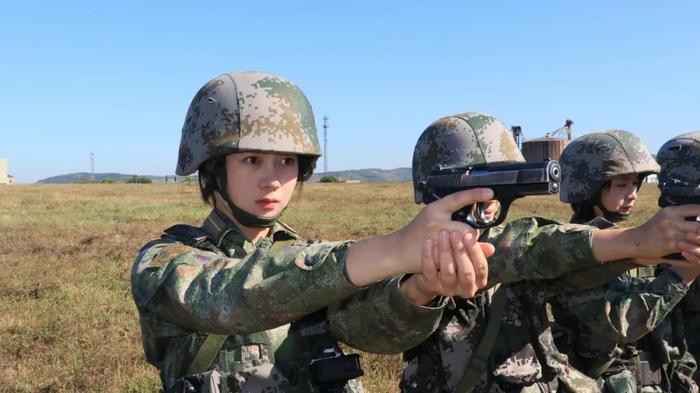 填报目标服役年限时，女兵写下“终身服役”……