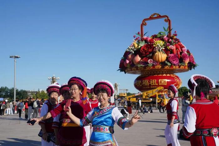 抢先看！天安门广场大花篮“上新”