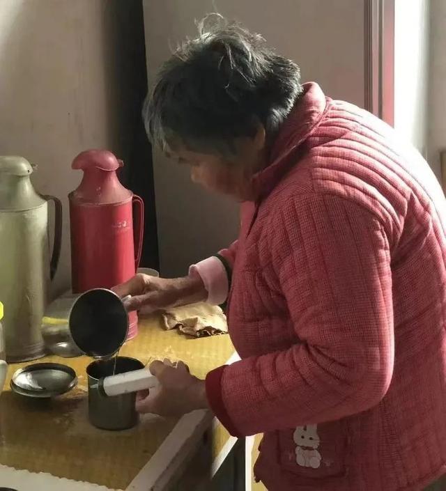 用日复一日的陪伴与相守诠释人间真情！77岁阿婆照顾植物人丈夫20年丨百姓故事