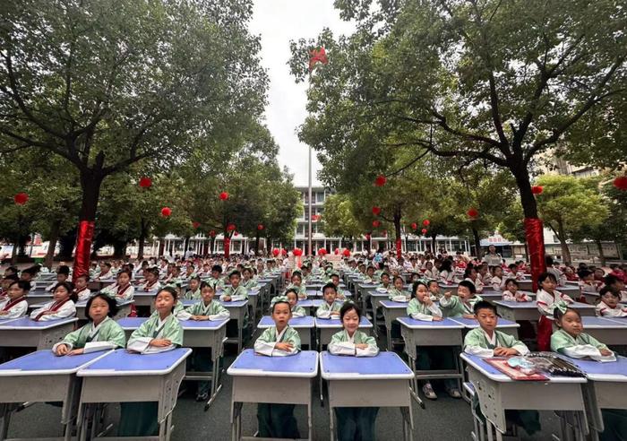 学子入泮起航未来 百年黉学礼润童心——邓州市城区第一小学校举行开笔礼活动