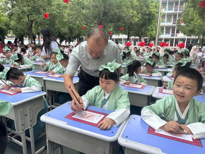 学子入泮起航未来 百年黉学礼润童心——邓州市城区第一小学校举行开笔礼活动