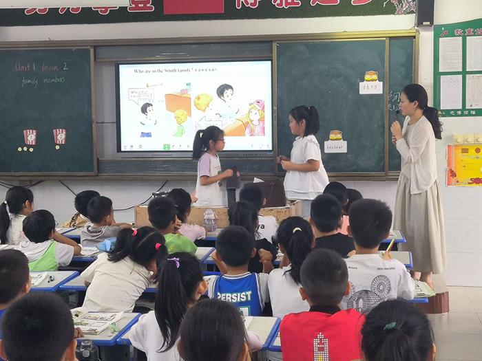 南阳新野汉华小学英语教学大比武：金秋华章起，课堂璀璨生