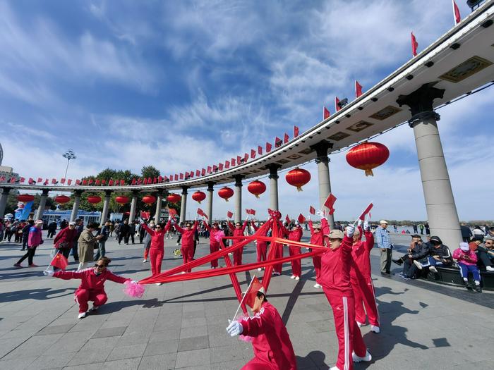 松花江畔张灯结彩迎国庆