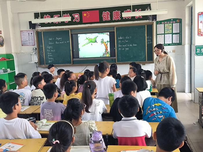 南阳新野汉华小学英语教学大比武：金秋华章起，课堂璀璨生