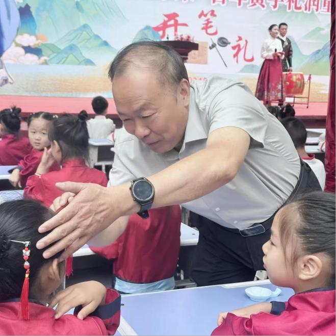 学子入泮起航未来 百年黉学礼润童心——邓州市城区第一小学校举行开笔礼活动