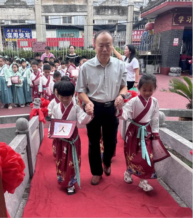 学子入泮起航未来 百年黉学礼润童心——邓州市城区第一小学校举行开笔礼活动