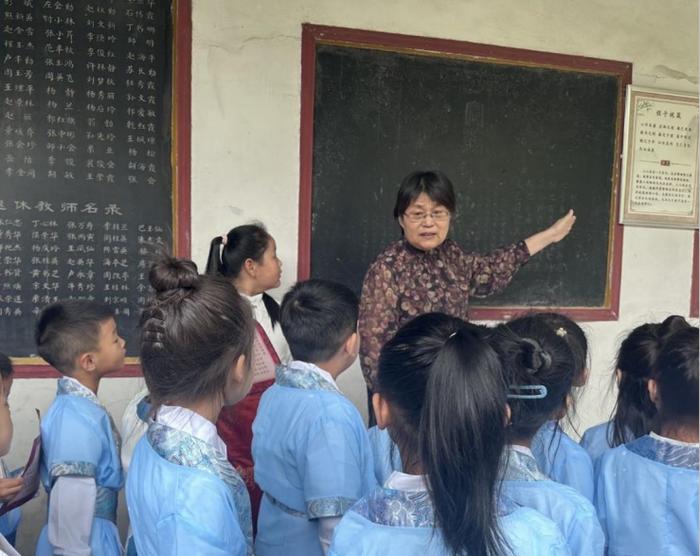 学子入泮起航未来 百年黉学礼润童心——邓州市城区第一小学校举行开笔礼活动