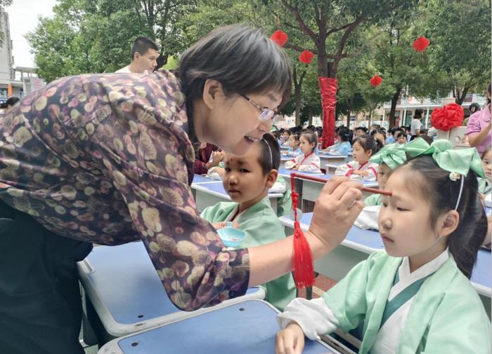 学子入泮起航未来 百年黉学礼润童心——邓州市城区第一小学校举行开笔礼活动