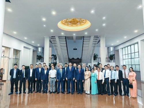 驻胡志明市总领事魏华祥拜会芹苴市人民委员会常务副主席杨晋显