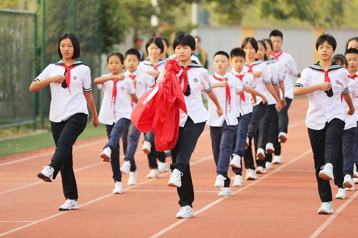 天安门国旗班首任班长董立敢走进西安铁一中曲江第一学校进行爱国主义教育