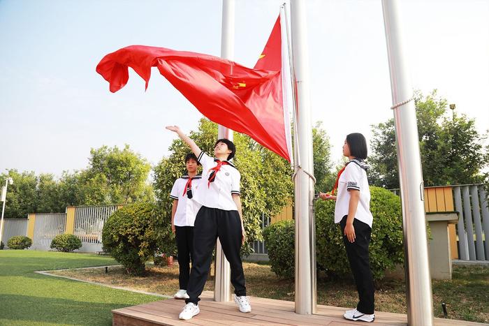 天安门国旗班首任班长董立敢走进西安铁一中曲江第一学校进行爱国主义教育