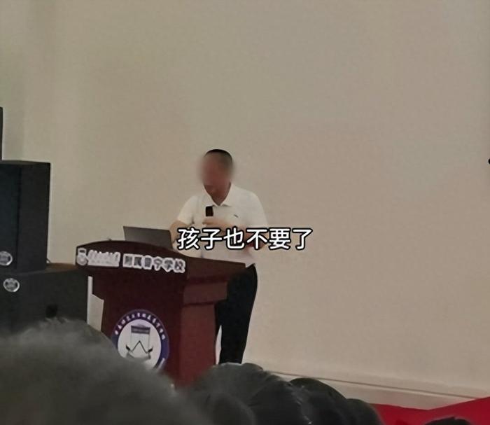 官方通报：涉事校长被停职！“向学生家长道歉”