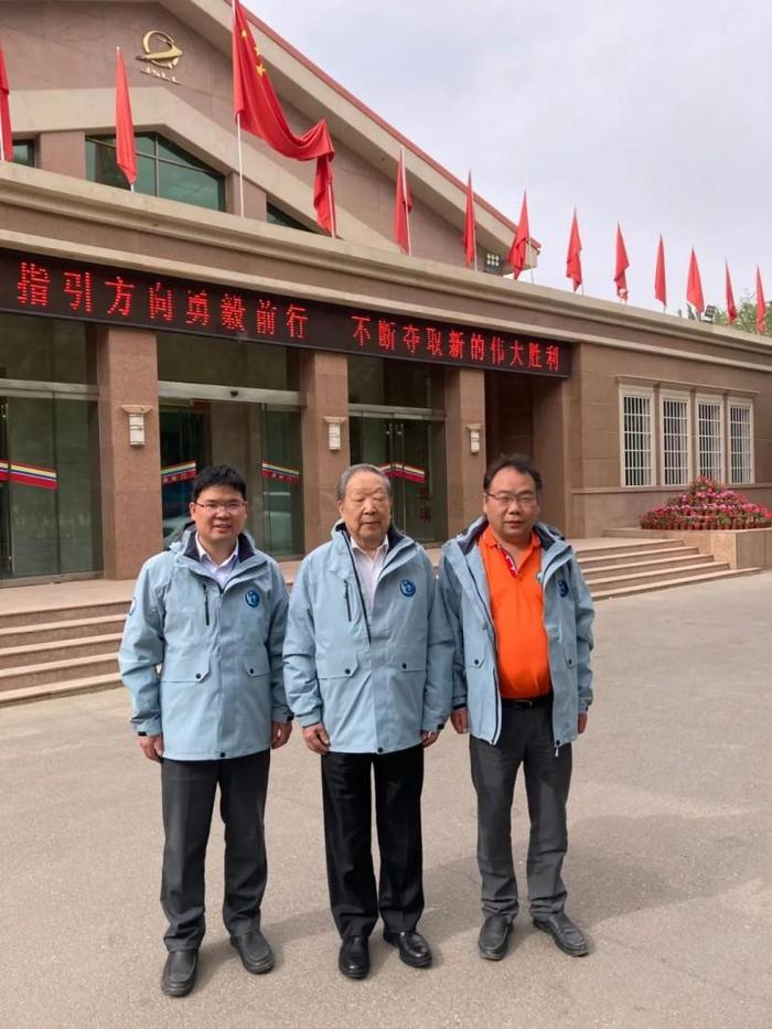 李德仁院士在酒泉指导珞珈二号01星发射工作后合影(右一张过)(2023年)