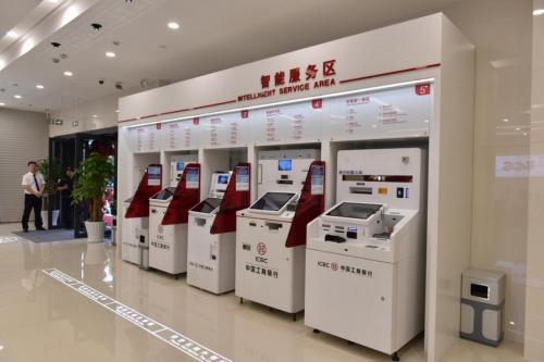 图为金城路支行全新装修优化厅堂布局