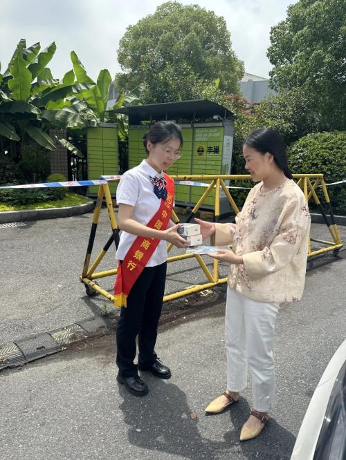 图为萧东支行依托“工行驿站”助力高考