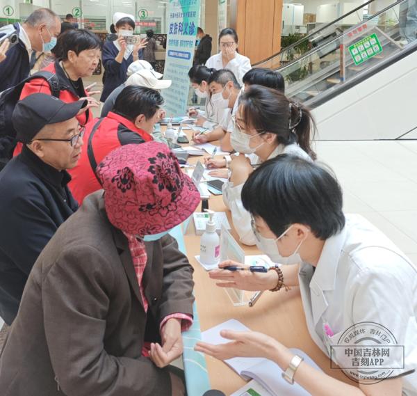 长春中医药大学附属医院皮肤科举行“痤疮防治科普周”义诊