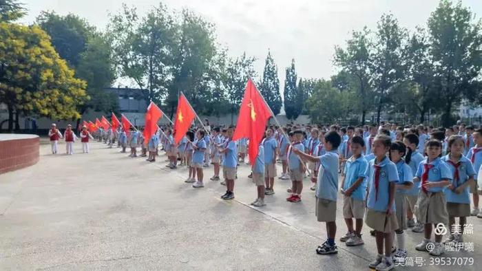 灞桥区宇航小学举行“红领巾爱祖国”主题教育升旗仪式