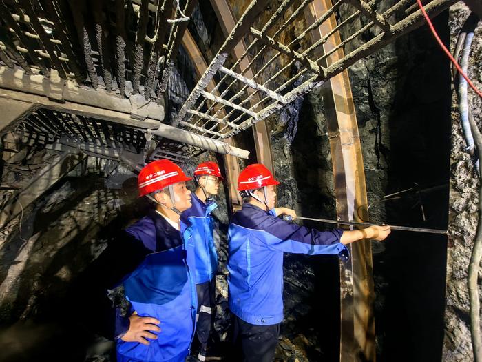 S220线大渡河双江口水电站库区复建公路工程迎关键节点—帕尔巴隧道顺利贯通