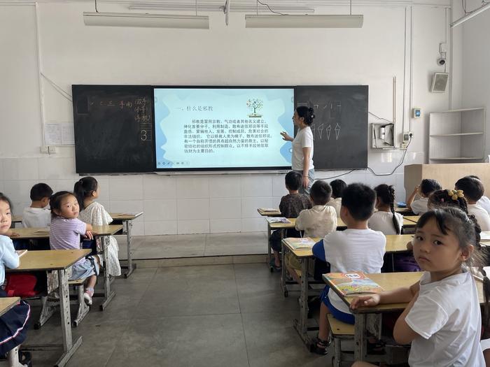 南召县新世纪小学成功开展“崇尚科学，反对邪教”主题班会