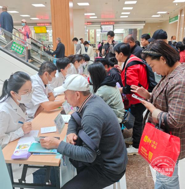 长春中医药大学附属医院皮肤科举行“痤疮防治科普周”义诊