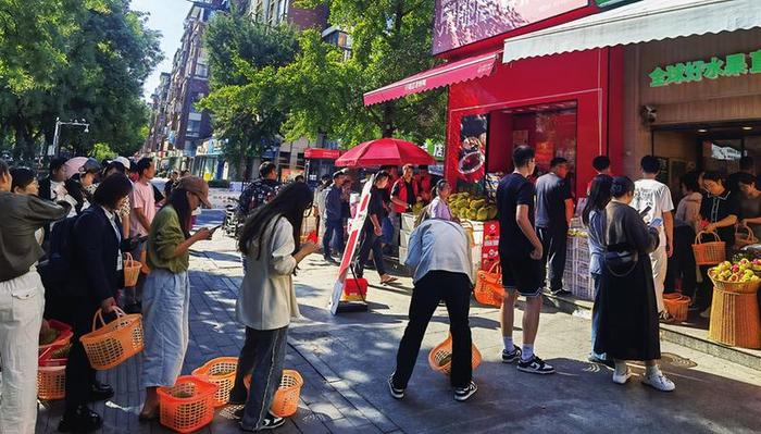 合肥街头两家店铺打起榴莲价格战