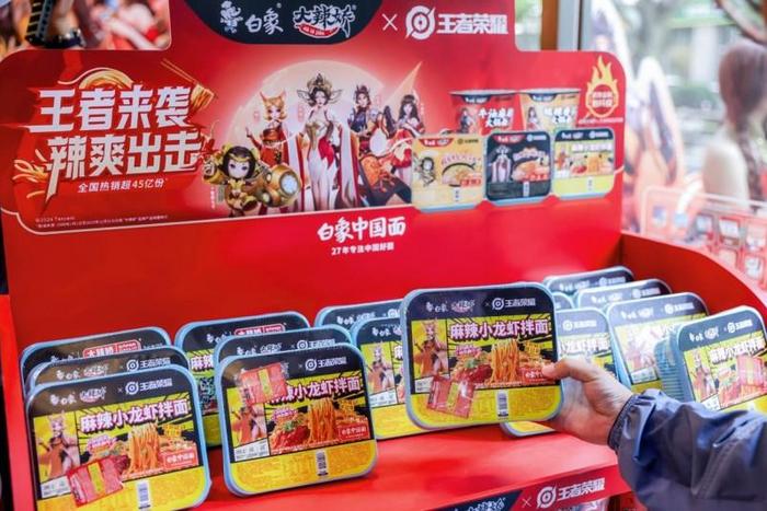 图:梅园路全家、KOL探店打卡