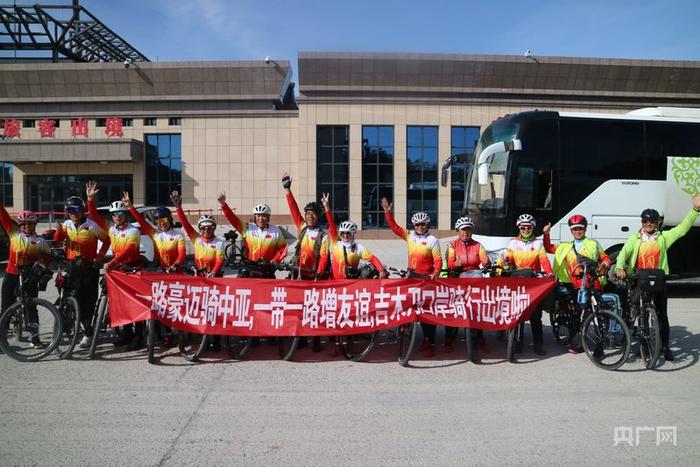 沿着边境看中国 美丽新疆展风华丨跨境旅游促发展 百年口岸焕“新”颜