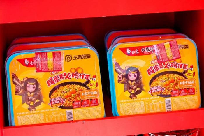 图:白象大辣娇咸蛋黄火鸡拌面