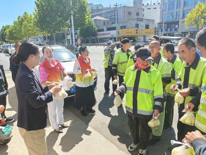 秦皇岛市总工会携手公益组织为环卫工人提供爱心餐