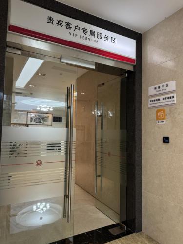 (图为工行杭州江东支行营业室适老标识及设施更新情况)