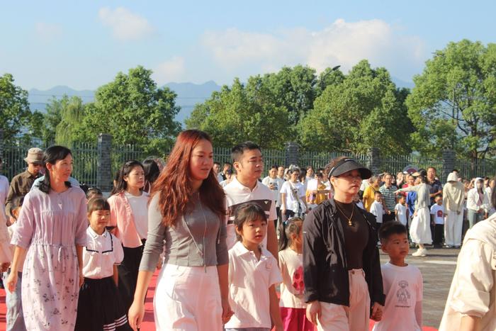 碧阳小学：开笔启蒙朱砂启智