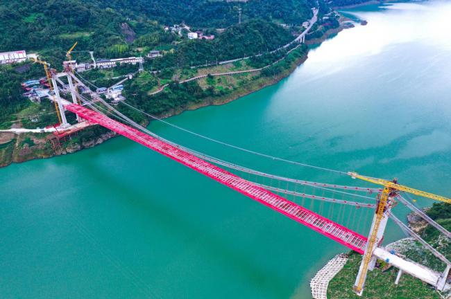 一道长虹接两岸！中交路建承建的四川首座钢板组合梁悬索桥紫坪铺特大桥顺利合龙