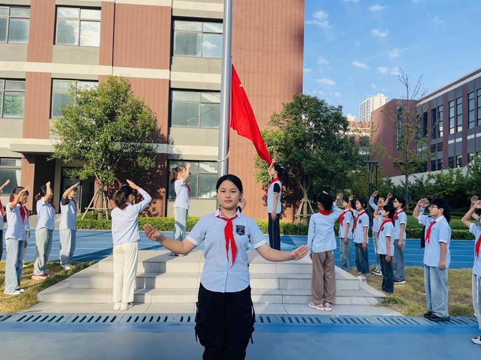 童心逐梦，礼赞祖国 ——管城区长青路小学开展庆国庆主题升旗仪式