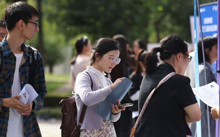 北京地区高校毕业生就业服务季启动，首场线下招聘会走进清华大学