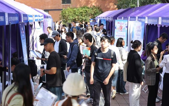 北京地区高校毕业生就业服务季启动，首场线下招聘会走进清华大学