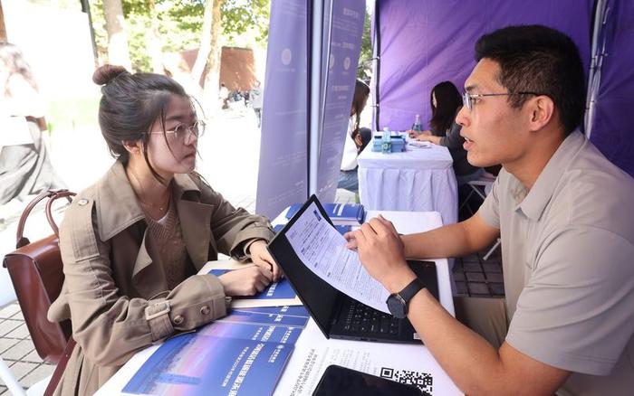 北京地区高校毕业生就业服务季启动，首场线下招聘会走进清华大学