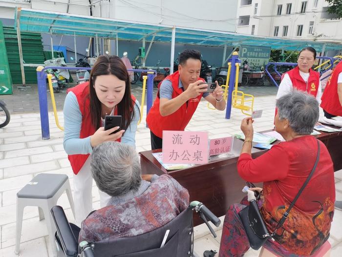 淮北市杜集区段园镇：支起“流动办公桌” 关注百姓身边事