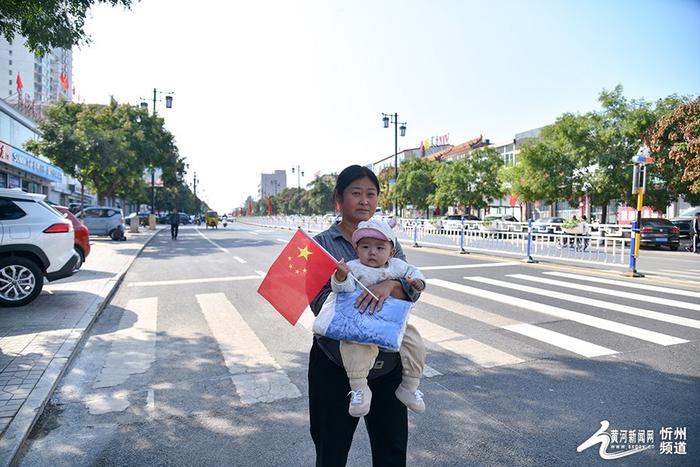 偏关县城满街红旗飘扬，喜迎祖国华诞