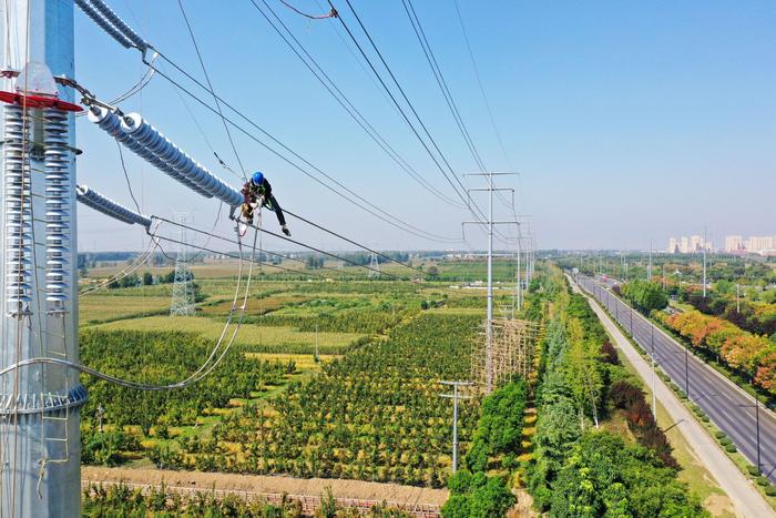 安徽涡阳：秋季电网建设忙