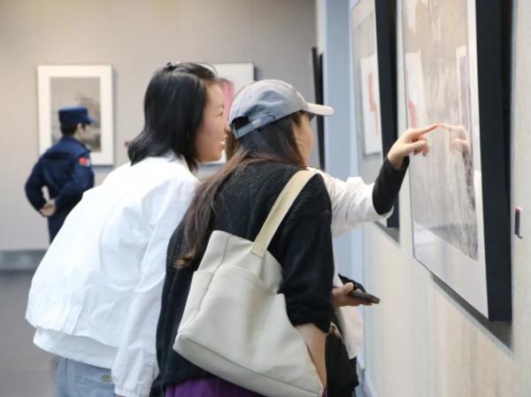 国庆假期开启赏析模式—— “明日的版画 优秀版画作品巡展”在青海省美术馆开幕