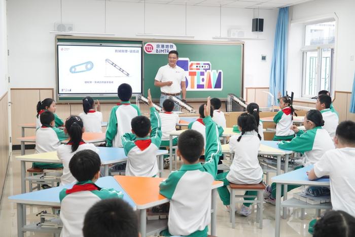 京港地铁跨学科教育项目走进东城区回民小学 探索自动扶梯的奥秘