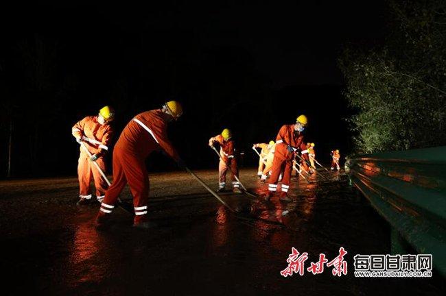 突发短时强降雨 张掖公路事业发展中心连夜应急处置保畅通